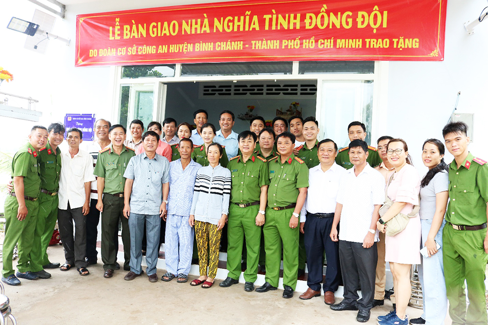 Đoàn cơ sở Công an huyện Bình Chánh tặng nhà Nghĩa tình đồng đội tại huyện Châu Thành