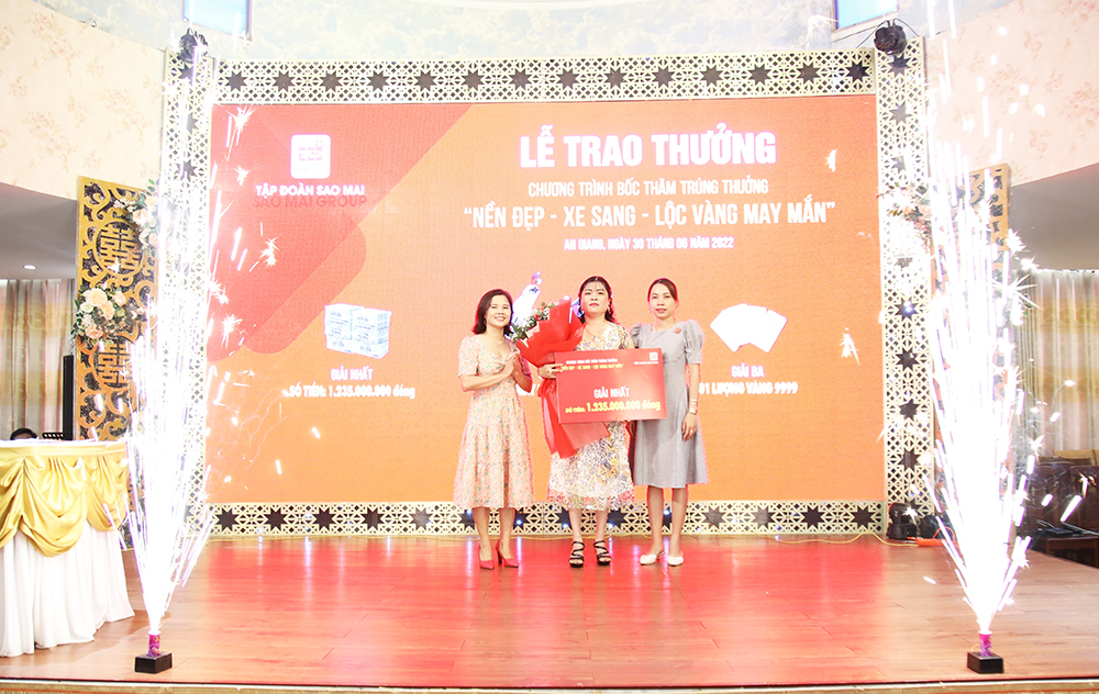 Tập đoàn Sao Mai trao giải thưởng tổng trị giá hơn 2 tỷ đồng từ Chương trình “Nền đẹp - Xe sang - Lộc vàng may mắn”
