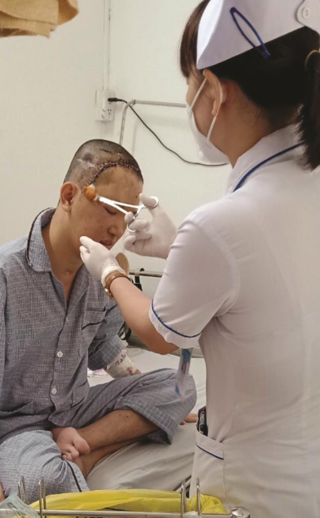 Thanh niên bị chấn thương sọ não cần được giúp đỡ