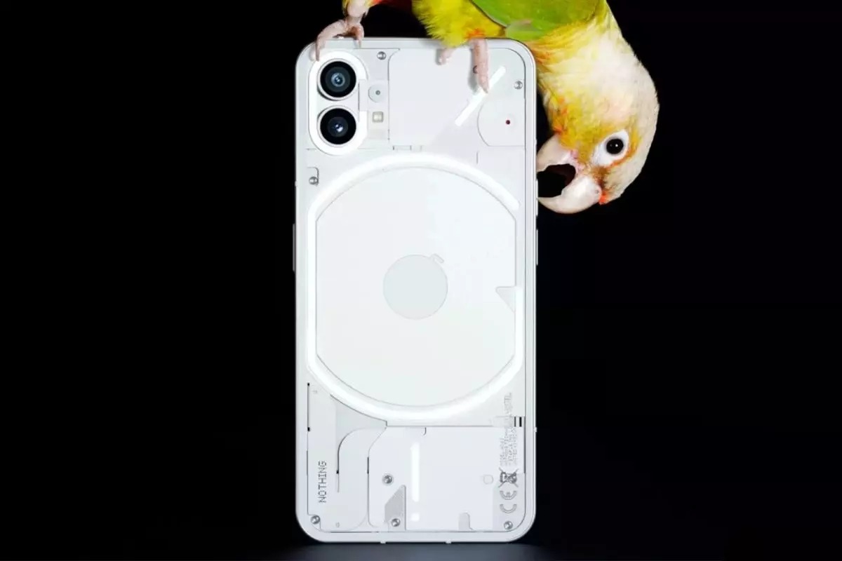 Nothing Phone (1) - tân binh thách thức iPhone?