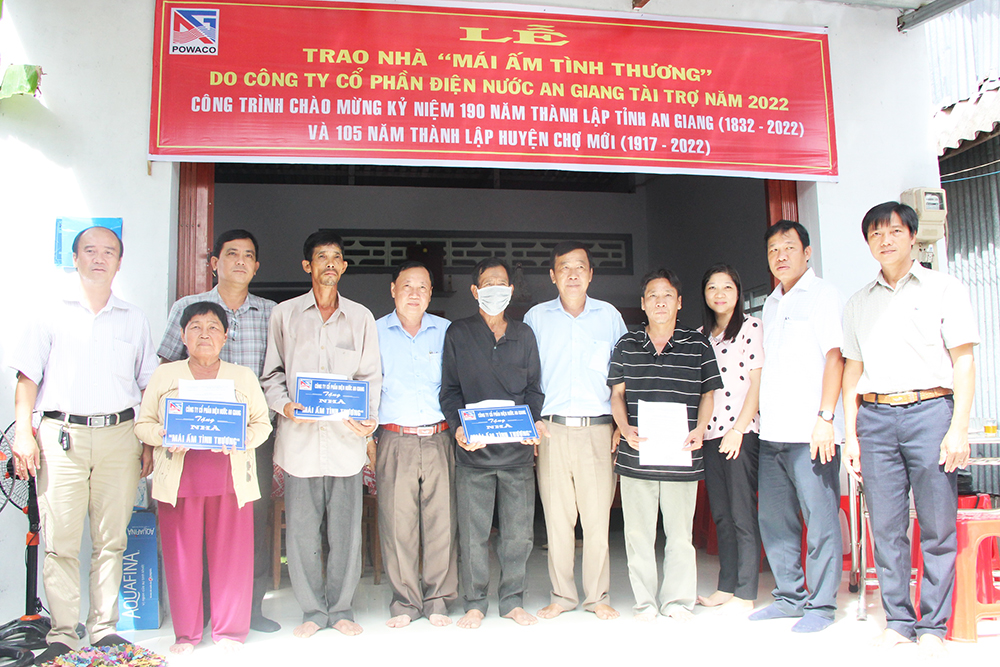 Công ty Cổ phần Điện nước An Giang tài trợ 200 triệu đồng xây 4 nhà Đại đoàn kết cho hộ nghèo ở Chợ Mới