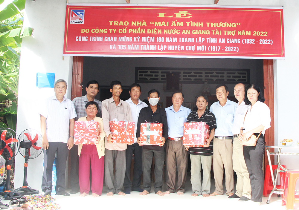 Công ty Cổ phần Điện nước An Giang tài trợ 200 triệu đồng xây 4 nhà Đại đoàn kết cho hộ nghèo ở Chợ Mới