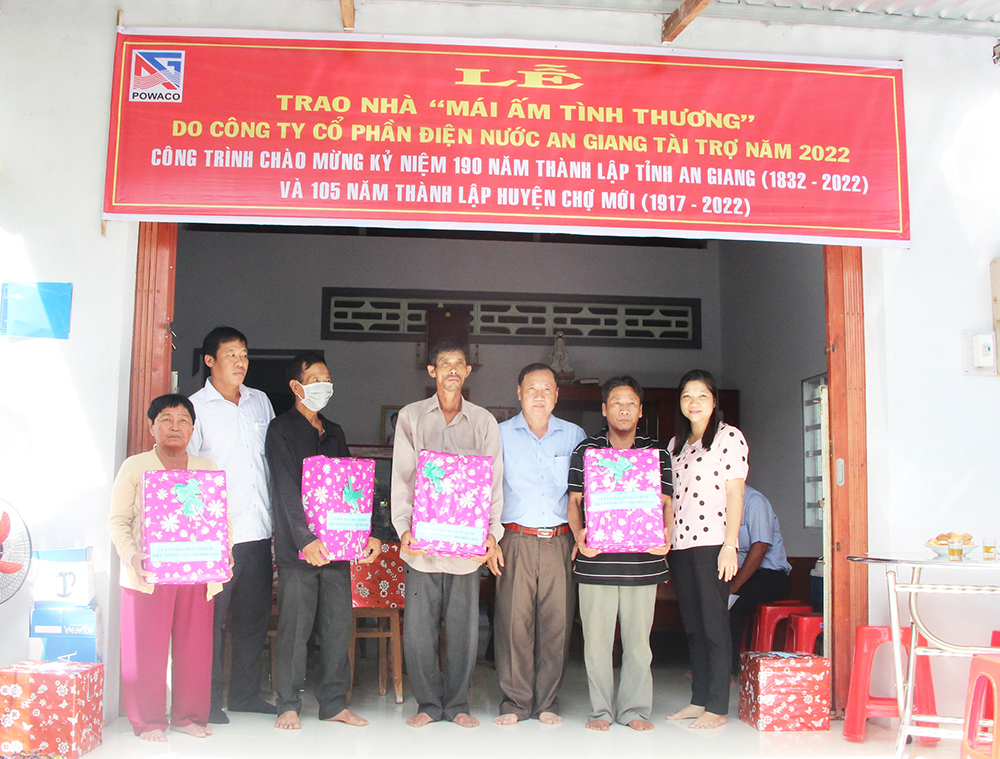 Công ty Cổ phần Điện nước An Giang tài trợ 200 triệu đồng xây 4 nhà Đại đoàn kết cho hộ nghèo ở Chợ Mới