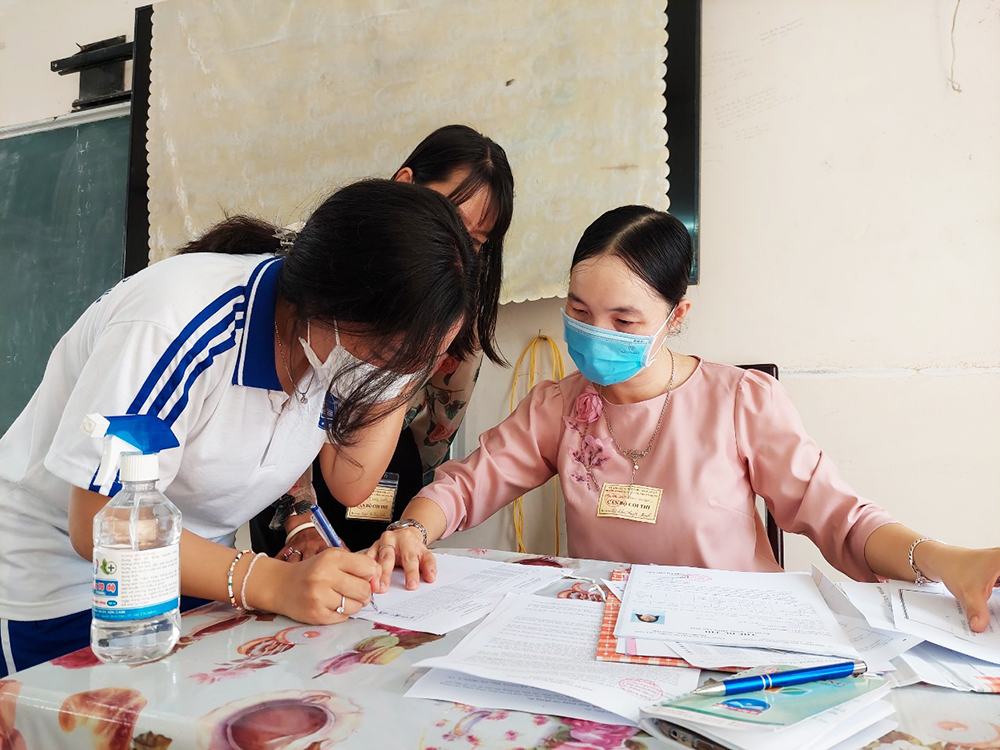 An Giang: Thí sinh làm thủ tục dự thi tốt nghiệp THPT năm 2022