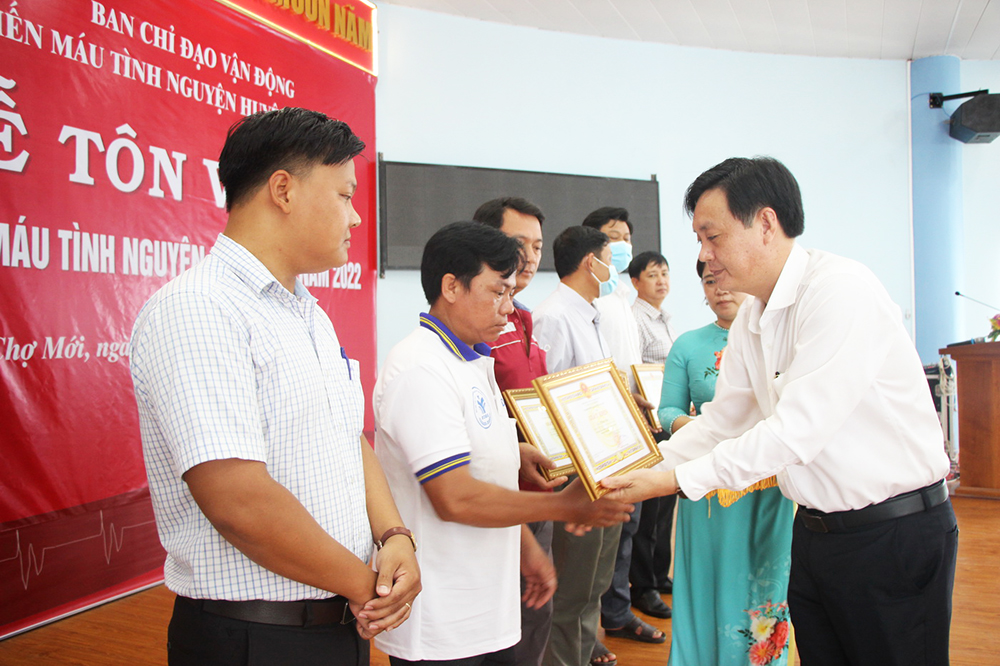 Ban Chỉ đạo vận động hiến máu tình nguyện huyện Chợ Mới tôn vinh 106 người hiến máu tình nguyện tiêu biểu từ 5-15 lần