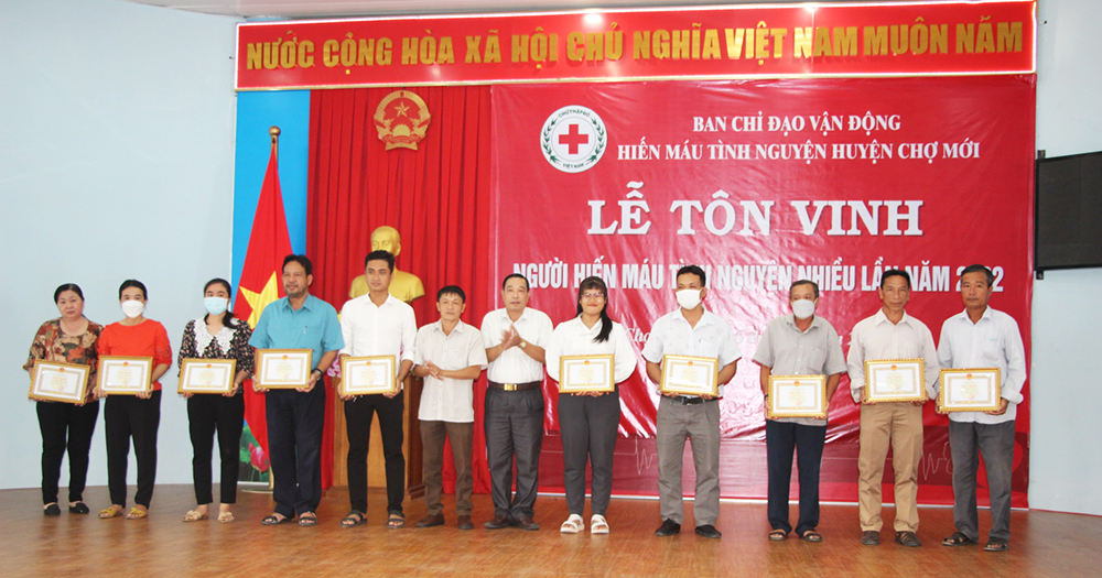 Ban Chỉ đạo vận động hiến máu tình nguyện huyện Chợ Mới tôn vinh 106 người hiến máu tình nguyện tiêu biểu từ 5-15 lần