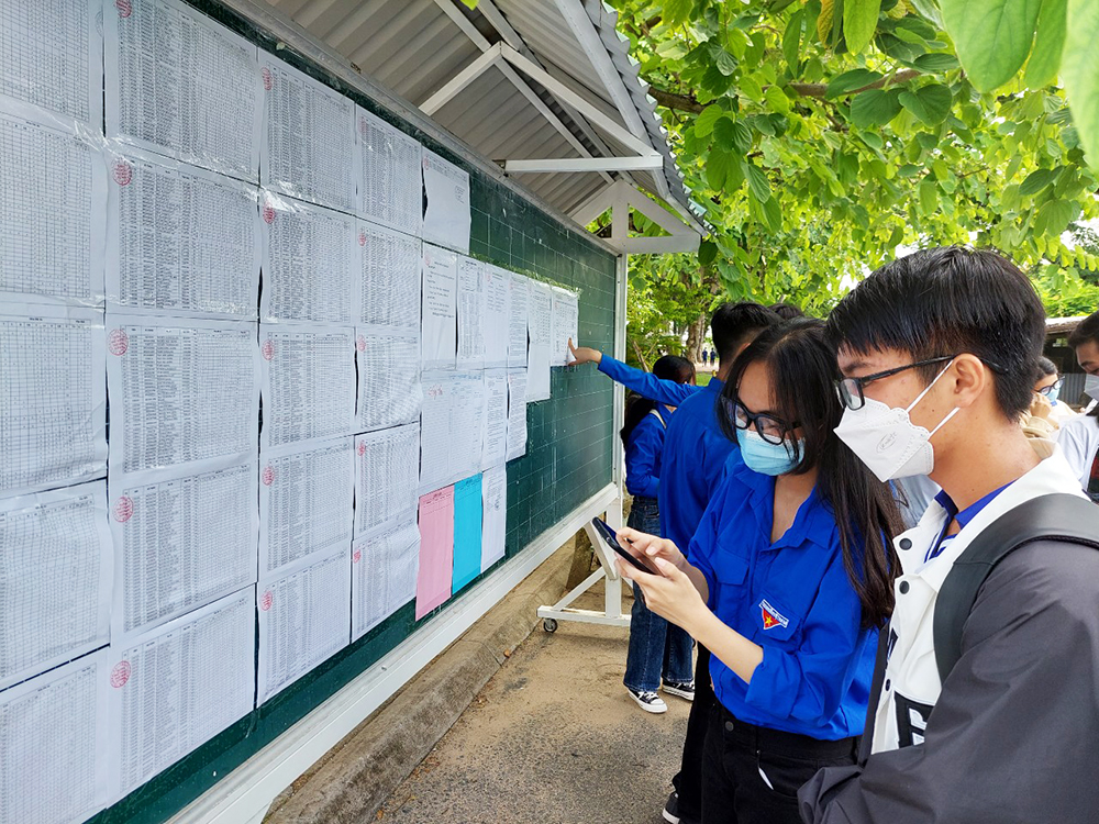 An Giang: Thí sinh làm thủ tục dự thi tốt nghiệp THPT năm 2022