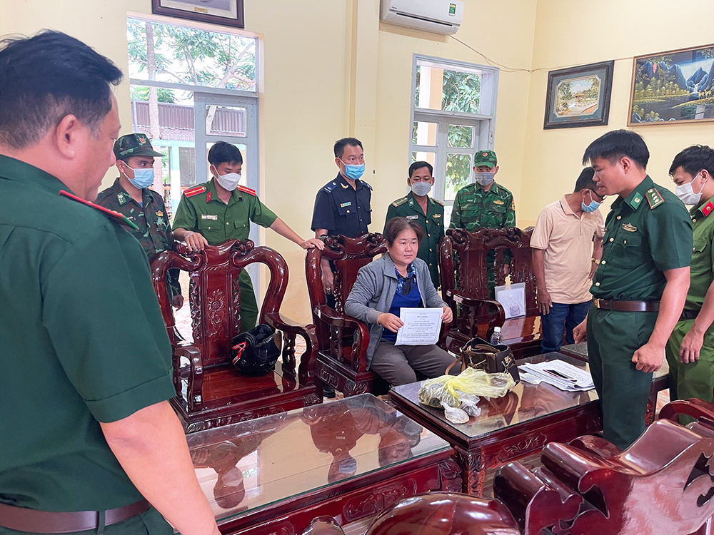 “Chân cứng đá mềm” trên biên giới