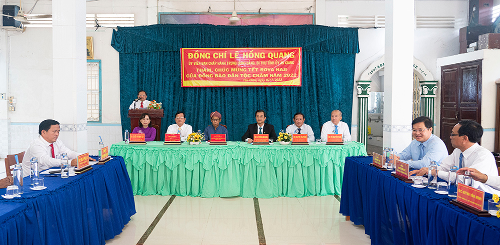 Bí thư Tỉnh ủy An Giang Lê Hồng Quang thăm và chúc mừng Tết Roya Haji đồng bào dân tộc thiểu số Chăm