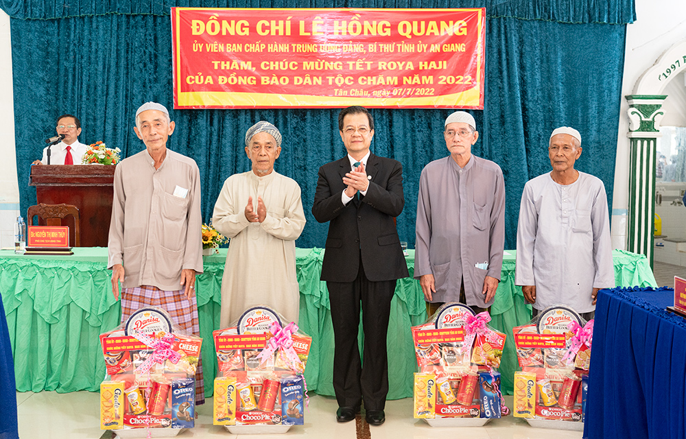 Bí thư Tỉnh ủy An Giang Lê Hồng Quang thăm và chúc mừng Tết Roya Haji đồng bào dân tộc thiểu số Chăm