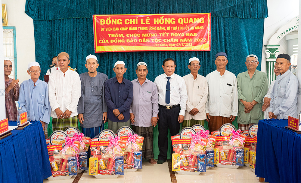 Bí thư Tỉnh ủy An Giang Lê Hồng Quang thăm và chúc mừng Tết Roya Haji đồng bào dân tộc thiểu số Chăm