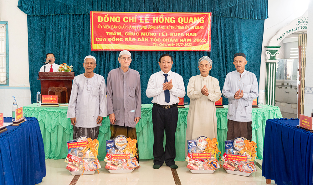 Bí thư Tỉnh ủy An Giang Lê Hồng Quang thăm và chúc mừng Tết Roya Haji đồng bào dân tộc thiểu số Chăm