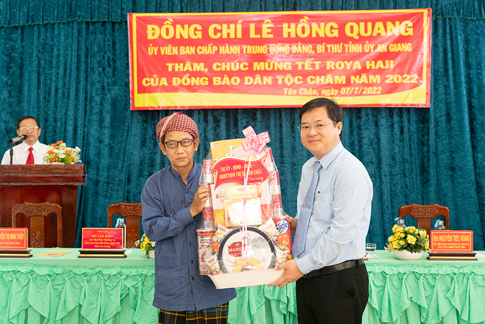Bí thư Tỉnh ủy An Giang Lê Hồng Quang thăm và chúc mừng Tết Roya Haji đồng bào dân tộc thiểu số Chăm