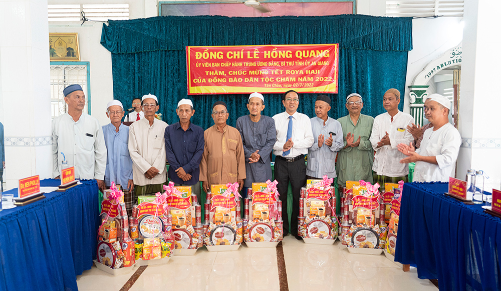 Bí thư Tỉnh ủy An Giang Lê Hồng Quang thăm và chúc mừng Tết Roya Haji đồng bào dân tộc thiểu số Chăm