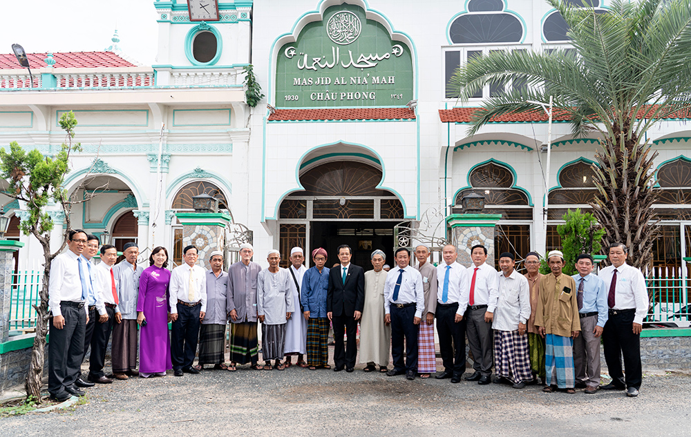 Bí thư Tỉnh ủy An Giang Lê Hồng Quang thăm và chúc mừng Tết Roya Haji đồng bào dân tộc thiểu số Chăm