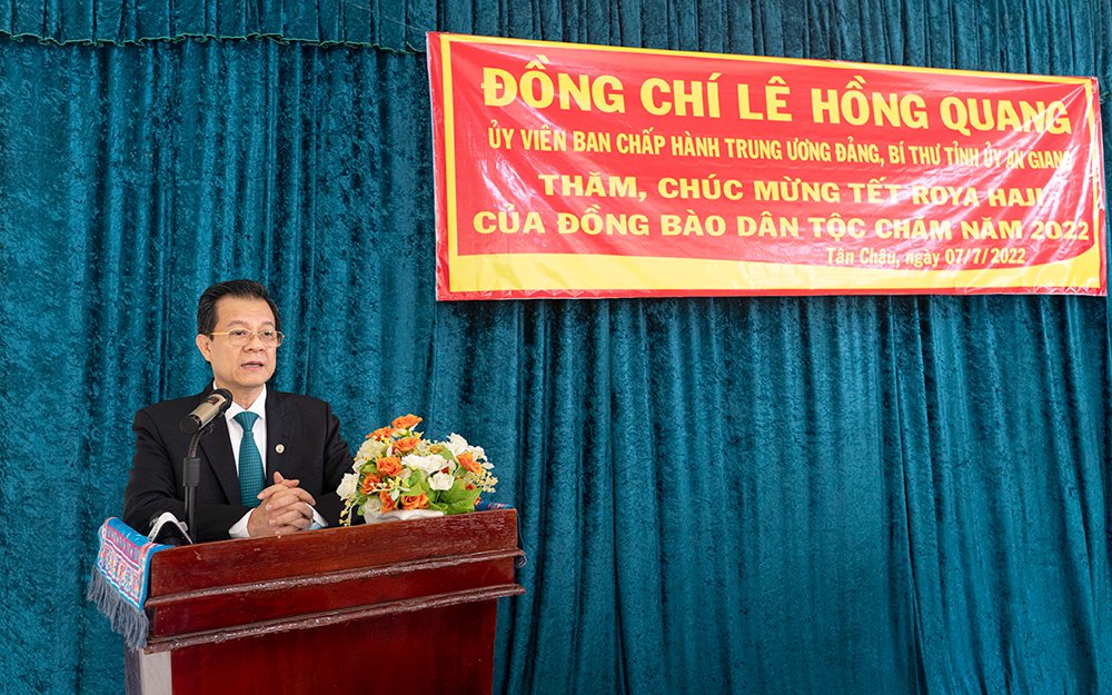 Bí thư Tỉnh ủy An Giang Lê Hồng Quang thăm và chúc mừng Tết Roya Haji đồng bào dân tộc thiểu số Chăm