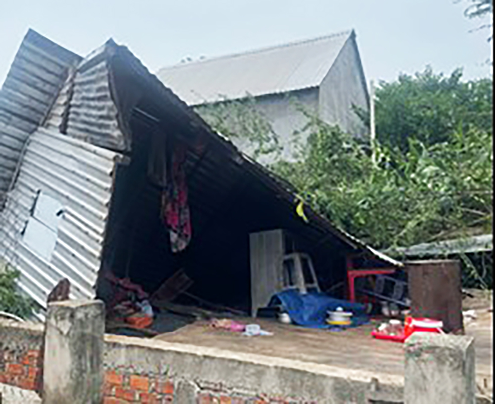 Mưa giông gây thiệt hại 2 căn nhà tại huyện Châu Phú và Chợ Mới
