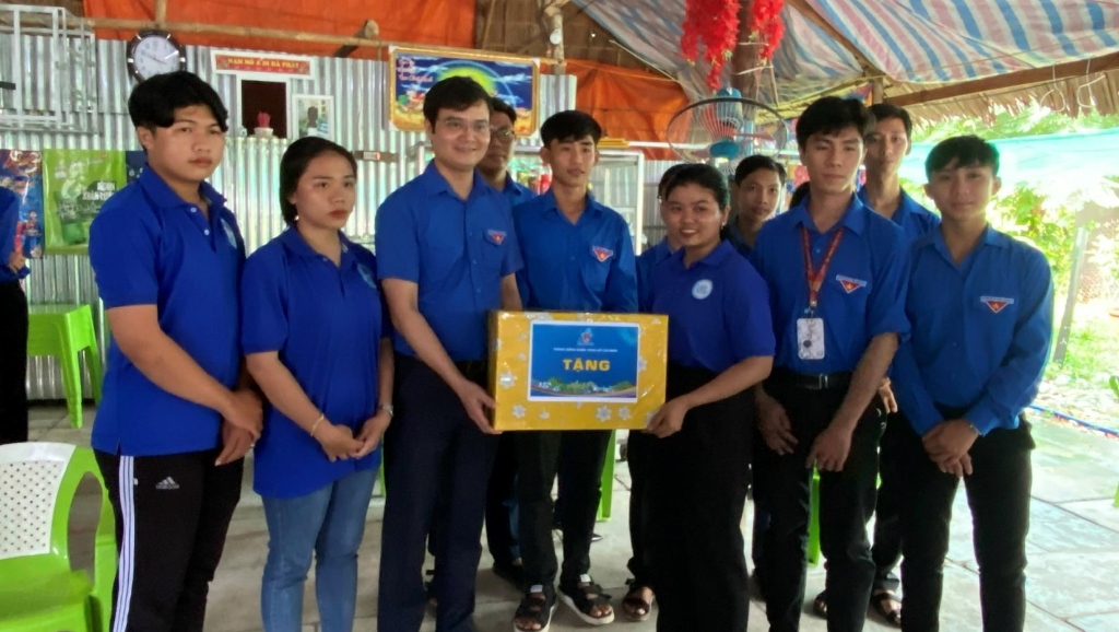 Bí thư Thường trực Trung ương đoàn thăm Mẹ Việt Nam Anh hùng và sinh viên tình nguyện tại An Giang