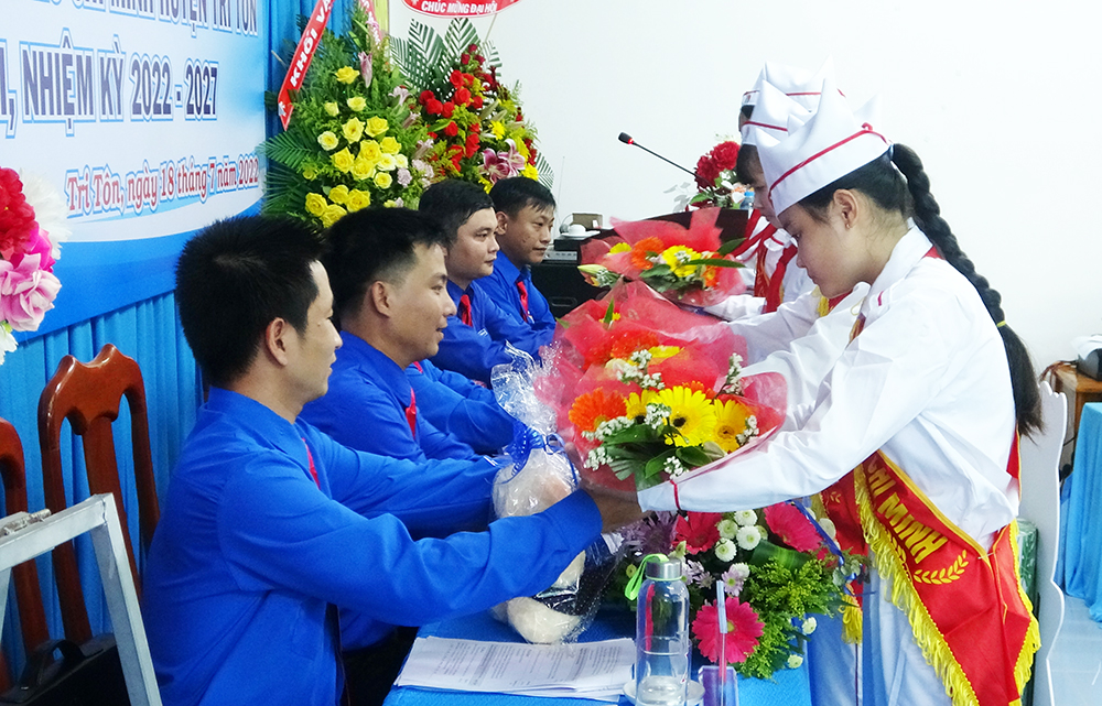 https://baoangiang.com.vn/image/fckeditor/upload/2022/20220719/images/DH-Huyen-doan-1.jpg
