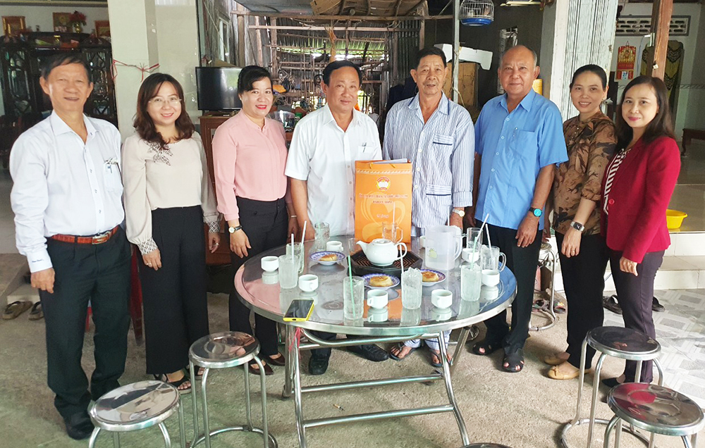 Chủ tịch UBMTTQVN tỉnh An Giang Nguyễn Tiếc Hùng tặng quà gia đình có công ở huyện Tri Tôn