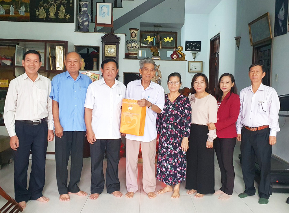 Chủ tịch UBMTTQVN tỉnh An Giang Nguyễn Tiếc Hùng tặng quà gia đình có công ở huyện Tri Tôn