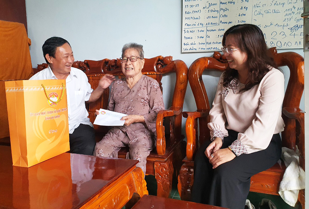 Chủ tịch UBMTTQVN tỉnh An Giang Nguyễn Tiếc Hùng tặng quà gia đình có công ở huyện Tri Tôn