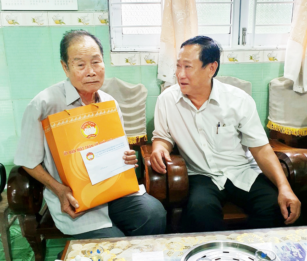 Chủ tịch UBMTTQVN tỉnh An Giang Nguyễn Tiếc Hùng tặng quà gia đình có công ở huyện Tri Tôn