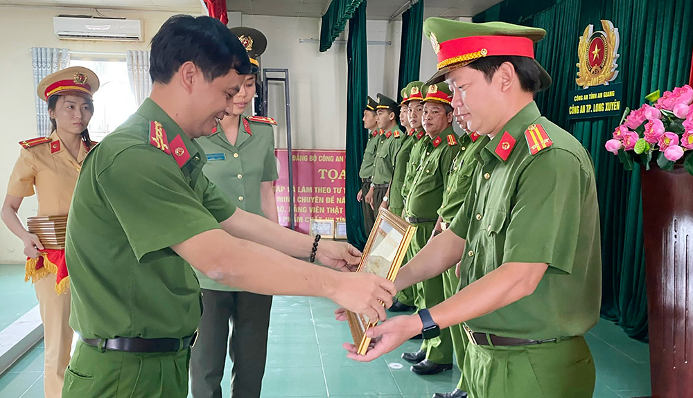 Công an TP. Long Xuyên thống nhất ý chí và hành động bảo đảm an ninh trật tự