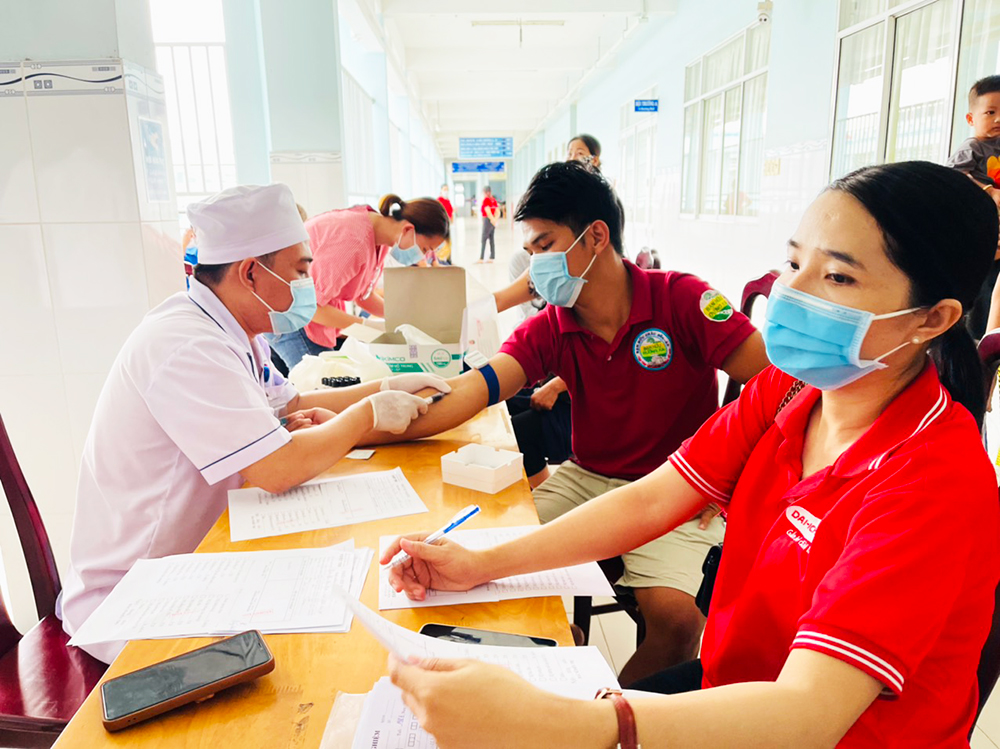 Công ty Daiichi-Life Việt Nam chăm sóc khách hàng, tầm soát hậu COVID-19 tại TP. Châu Đốc