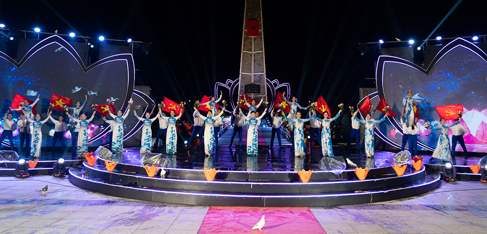 Hào hùng và bi tráng Chương trình “Khúc tráng ca hòa bình” kỷ niệm 75 năm Ngày Thương binh - Liệt sĩ
