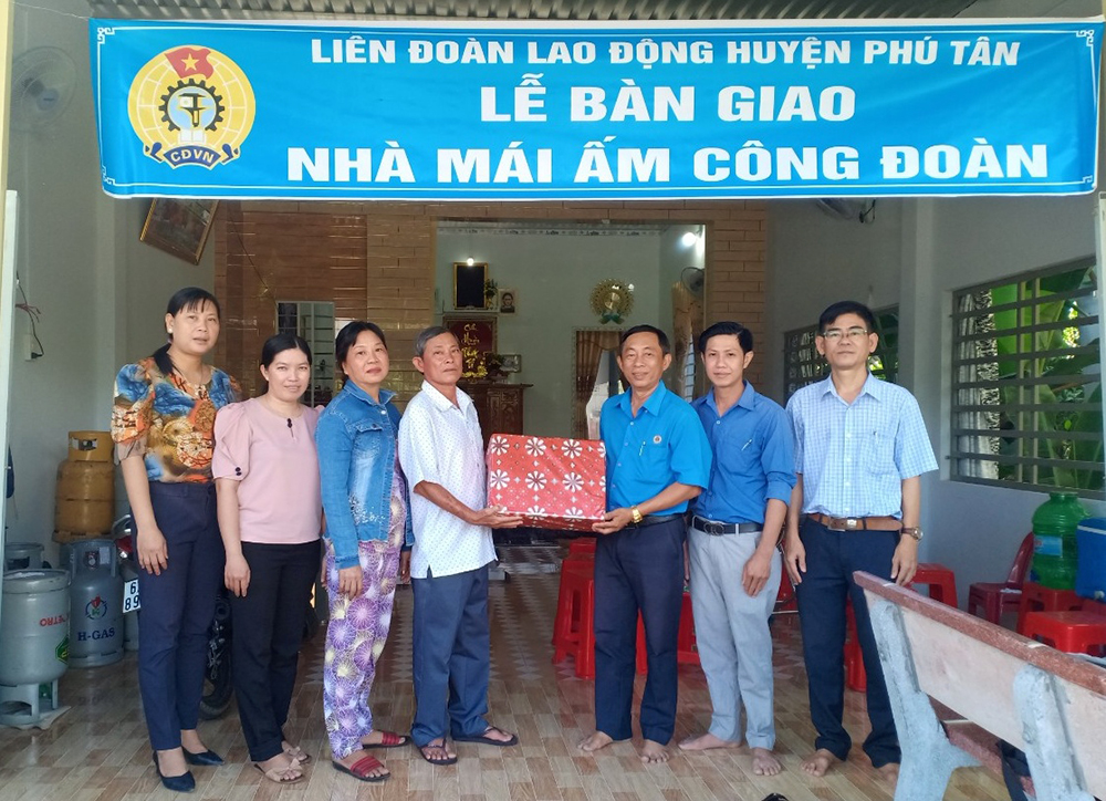 Liên đoàn Lao động huyện Phú Tân bàn giao Mái ấm công đoàn cho đoàn viên là em của liệt sĩ