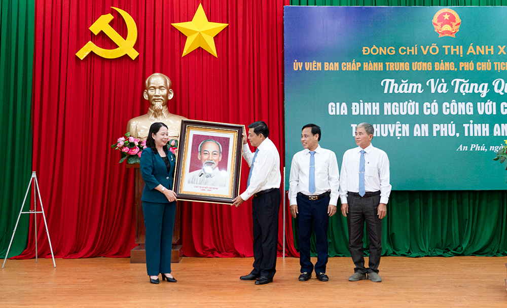Phó Chủ tịch nước Cộng hòa XHCN Việt Nam Võ Thị Ánh Xuân thăm và tặng quà gia đình chính sách tại huyện An Phú