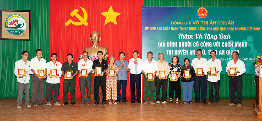 Phó Chủ tịch nước Cộng hòa XHCN Việt Nam Võ Thị Ánh Xuân thăm và tặng quà gia đình chính sách tại huyện An Phú