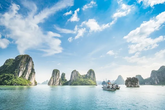 Vịnh Hạ Long của Việt Nam được ca ngợi 'ấn tượng nhất thế giới'