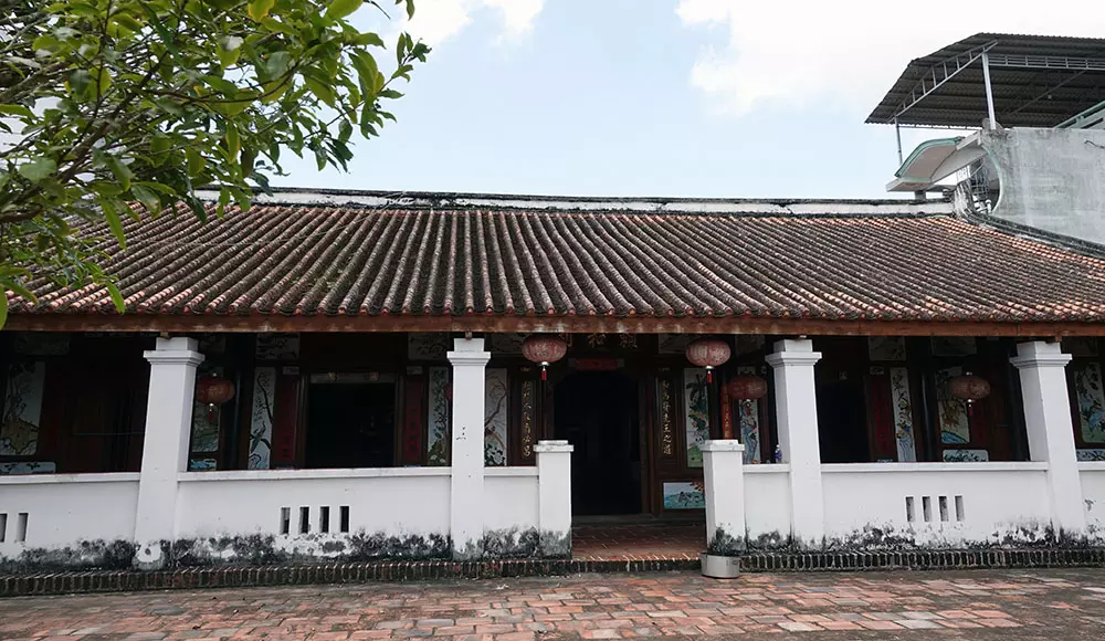 Ngôi nhà gỗ 100 tuổi chứa nhiều cổ vật quý hiếm ở miền Tây