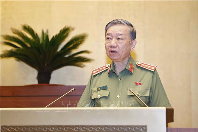 Đảng lãnh đạo tuyệt đối, trực tiếp mọi mặt đối với Công an nhân dân