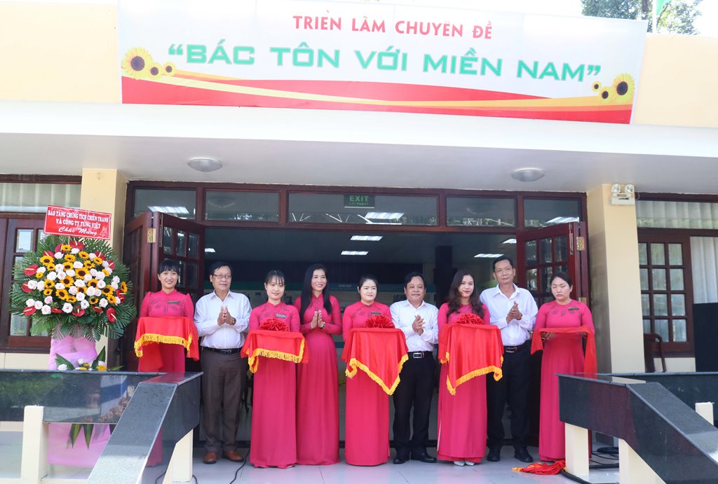 Trưng bày chuyên đề “Bác Tôn với miền Nam”