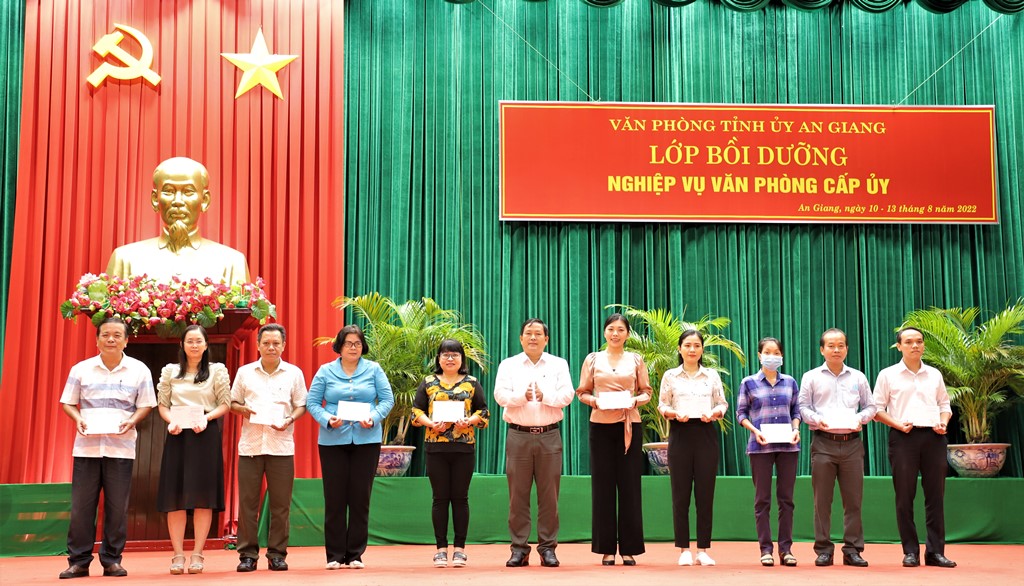 An Giang: Bế giảng lớp bồi dưỡng văn phòng cấp ủy