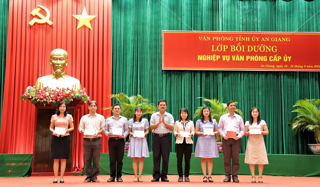 An Giang: Bế giảng lớp bồi dưỡng văn phòng cấp ủy