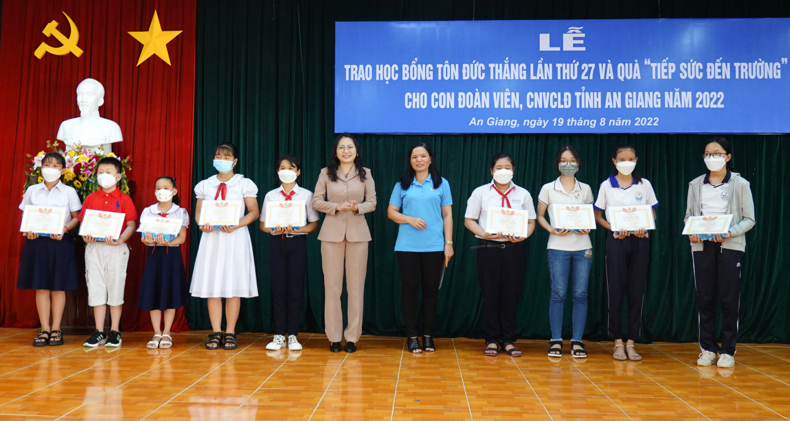 Liên đoàn Lao động tỉnh An Giang trao Học bổng Tôn Đức Thắng và quà “Tiếp sức đến trường” cho con đoàn viên hoàn cảnh khó khăn
