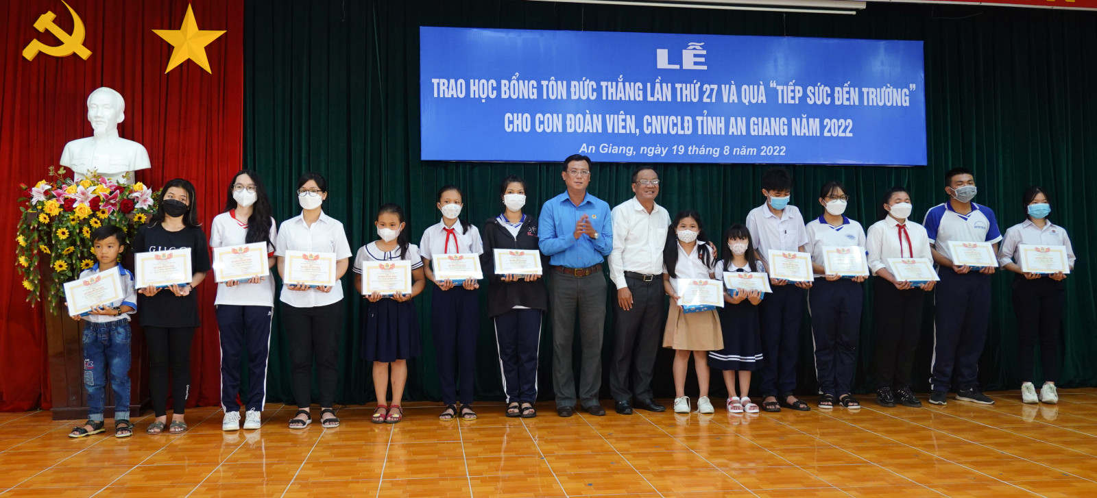 Liên đoàn Lao động tỉnh An Giang trao Học bổng Tôn Đức Thắng và quà “Tiếp sức đến trường” cho con đoàn viên hoàn cảnh khó khăn