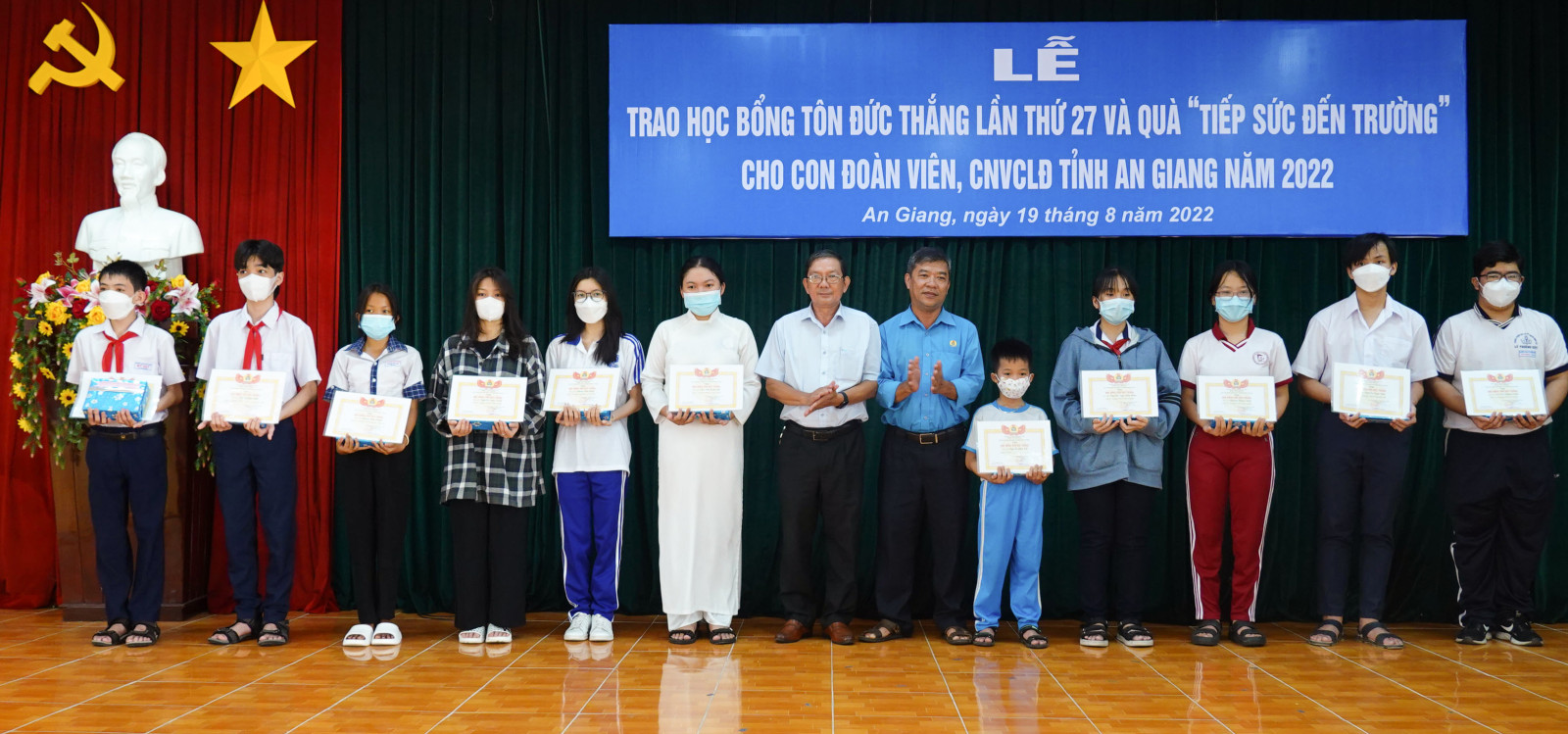 Liên đoàn Lao động tỉnh An Giang trao Học bổng Tôn Đức Thắng và quà “Tiếp sức đến trường” cho con đoàn viên hoàn cảnh khó khăn