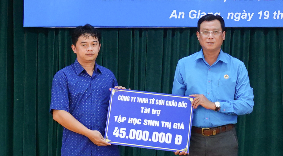 Liên đoàn Lao động tỉnh An Giang trao Học bổng Tôn Đức Thắng và quà “Tiếp sức đến trường” cho con đoàn viên hoàn cảnh khó khăn