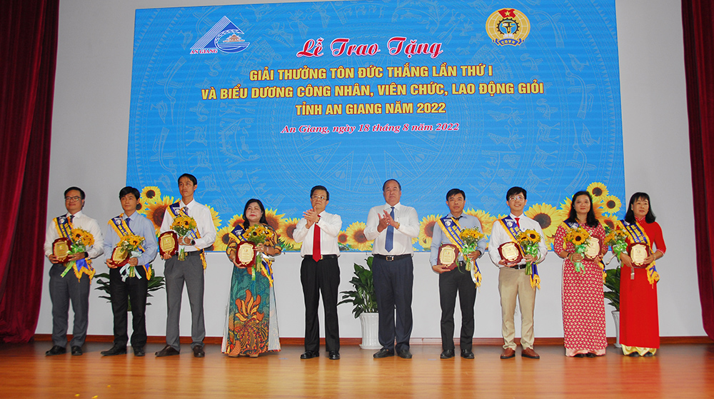 Trao tặng Giải thưởng Tôn Đức Thắng lần thứ I và biểu dương công nhân, viên chức, lao động giỏi tỉnh An Giang năm 2022