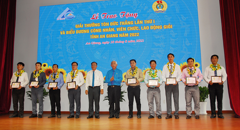 Trao tặng Giải thưởng Tôn Đức Thắng lần thứ I và biểu dương công nhân, viên chức, lao động giỏi tỉnh An Giang năm 2022