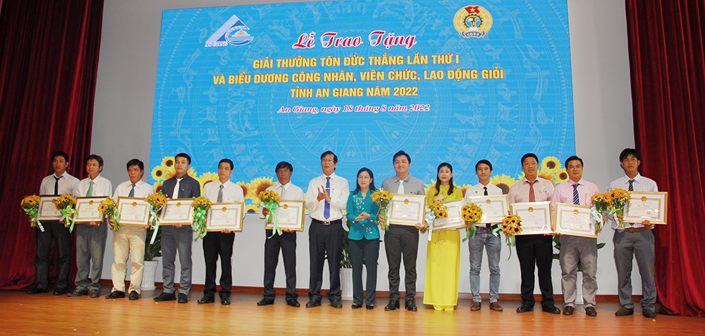 Trao tặng Giải thưởng Tôn Đức Thắng lần thứ I và biểu dương công nhân, viên chức, lao động giỏi tỉnh An Giang năm 2022