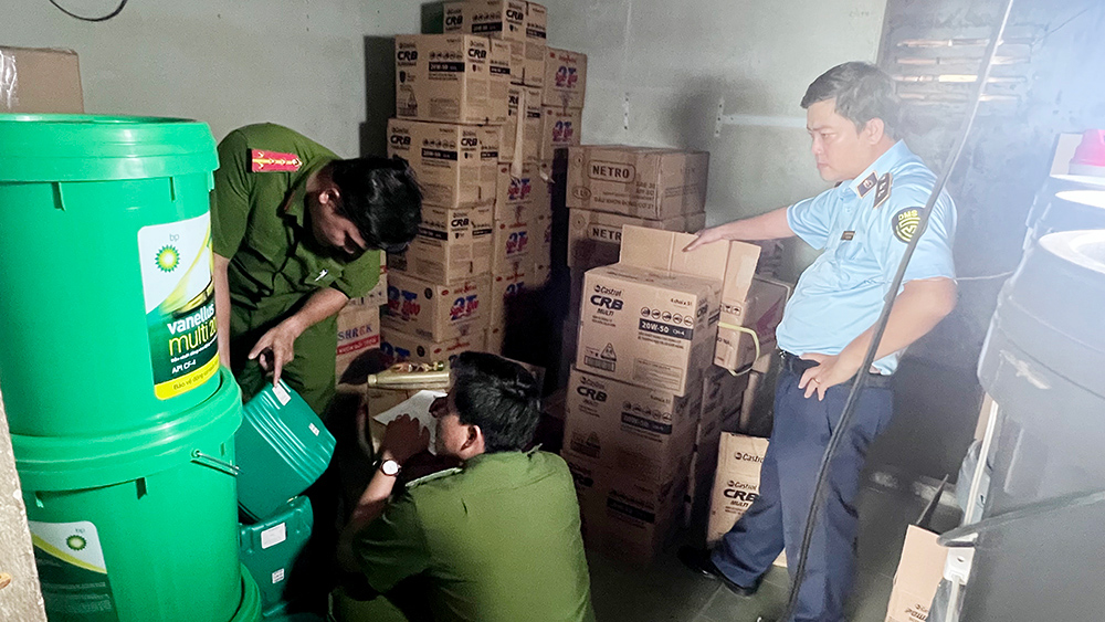 An Giang: Phát hiện khoảng 23.000 lít dầu nhớt có dấu hiệu giả các thương hiệu nổi tiếng