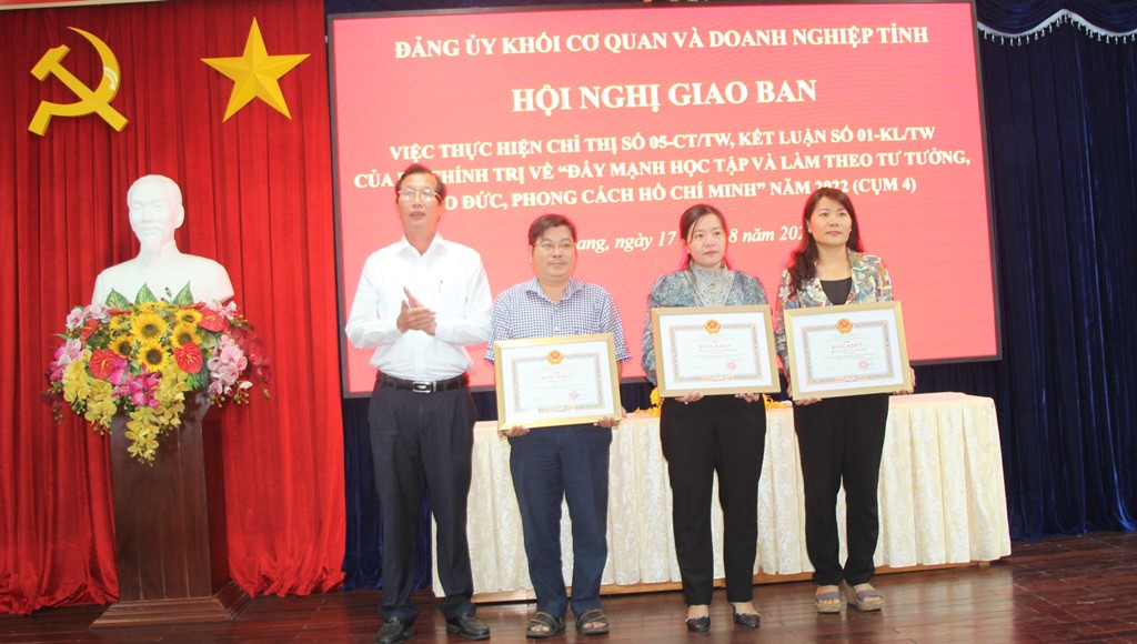 Tiếp tục phát huy vai trò, trách nhiệm tiên phong, gương mẫu của cán bộ, đảng viên trong thực hiện Chỉ thị 05-CT/TW của Bộ Chính trị