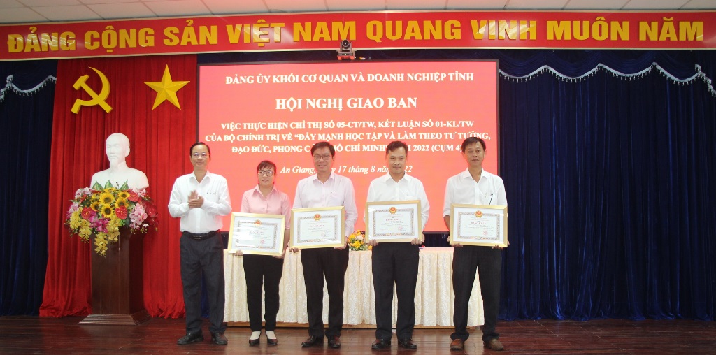 Tiếp tục phát huy vai trò, trách nhiệm tiên phong, gương mẫu của cán bộ, đảng viên trong thực hiện Chỉ thị 05-CT/TW của Bộ Chính trị