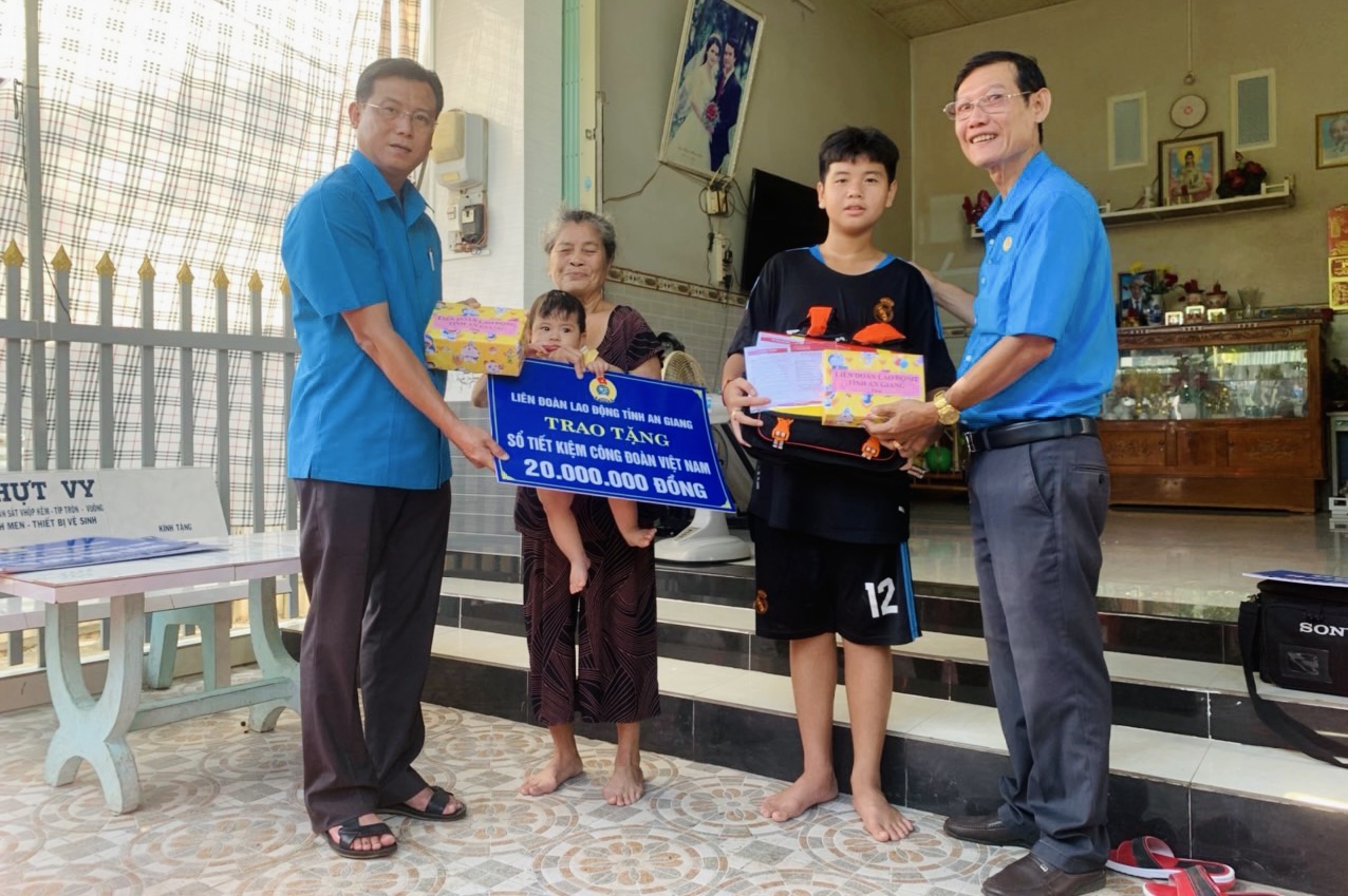 Thêm 10 “Sổ tiết kiệm công đoàn Việt Nam” trao cho trẻ mồ côi là con đoàn viên tử vong do dịch COVID-19